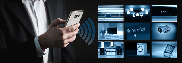 Smart Home Steuerungspanel im modernen Wohnzimmer