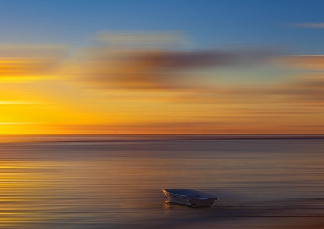 Solarpanele auf Dach bei Sonnenaufgang über deutschem Wohngebiet
