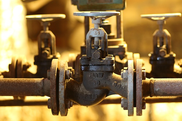 Team bei der Planung eines autonomen Energiesystems am Schreibtisch