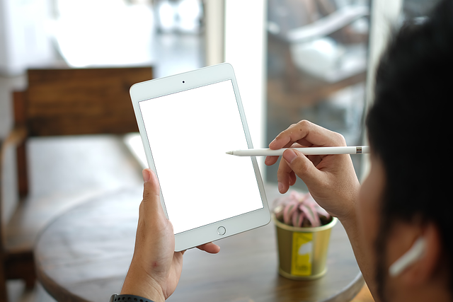 KI-gesteuerte Energieverwaltung Dashboard auf Tablet