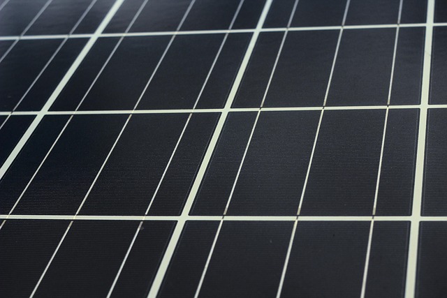 Panoramabild modernes Haus mit Solaranlage und Energiespeicher